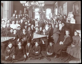 Grupo de jovens homens e mulheres posou no Instituto do Povo, Nova York, 1905 (impressão de gelatina de prata)